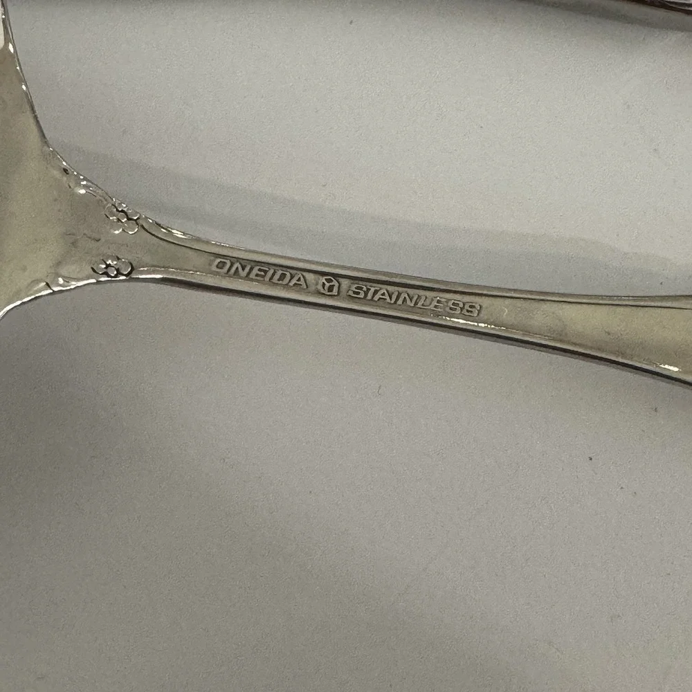 Oneida Stainless Steel Flatware Shell Spoon Butter Knife Soup Spoon Lemon Fork